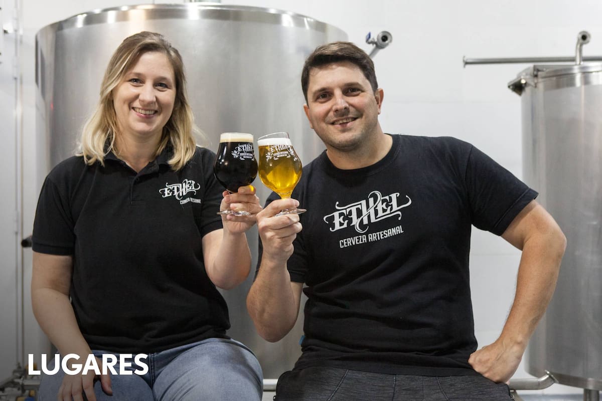 Denise Manassero y Santiago Walker en la Cervecería Ethel.