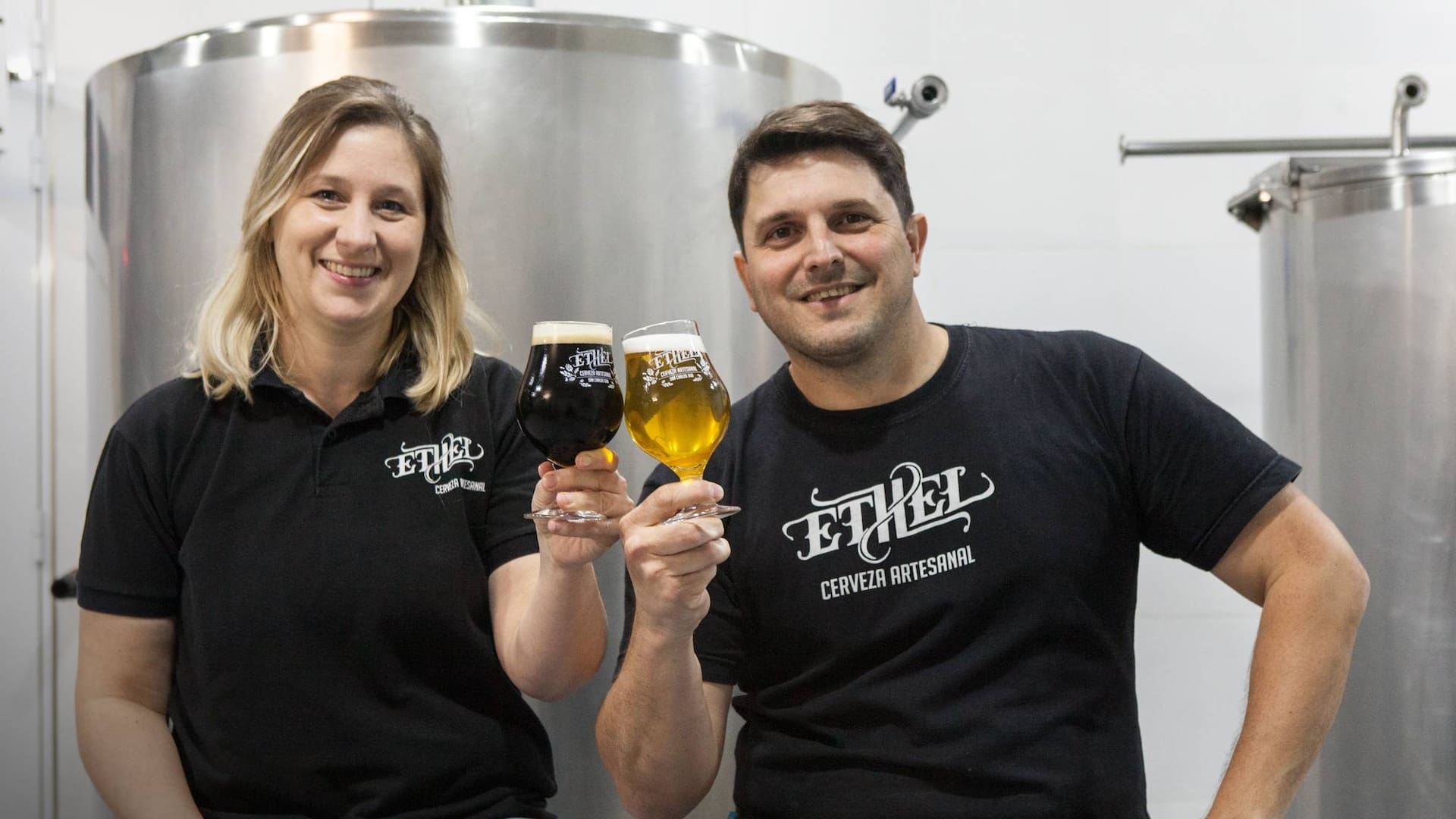 Denise Manassero y Santiago Walker en la Cervecería Ethel.