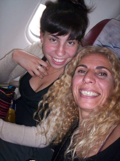 Denise Torres junto a su madre, Mónica Ferrara