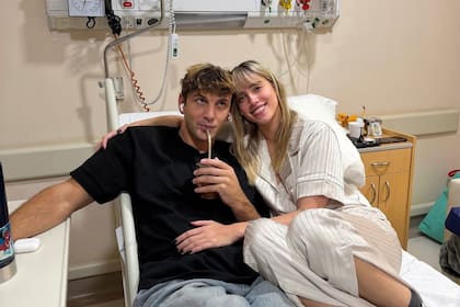 Denisse junto a su novio Bautista durante su internación (Foto: Instagram @denisse_belen_gonzalez)