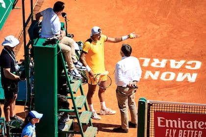 Denmark's Holger Rune argues with the empire during his Monte Carlo ATP Masters Series Tournament quarter final tennis match against Italy's Jannik Sinner on the Rainier III court at the Monte Carlo Country Club in Monaco on April 12, 2024. (Photo by Valery HACHE / AFP)�