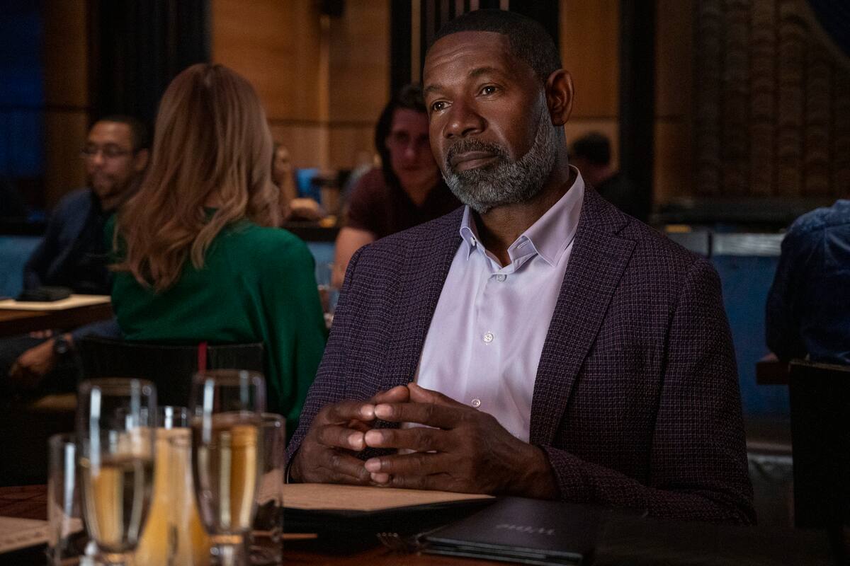 Dennis Haysbert y un personaje celestial