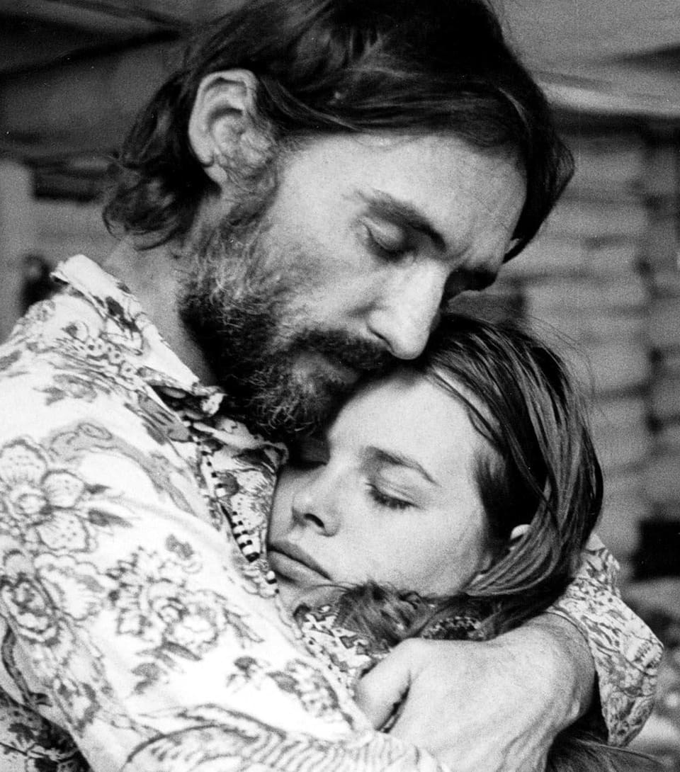 Dennis Hopper y Michelle Phillips: flechazo, excesos y cronología de un matrimonio que duró apenas ocho días