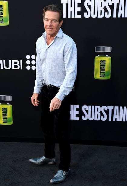 Dennis Quaid estuvo a la altura de las circunstancias: se distinguió con una camisa celeste con arabescos que coincidió con el estampado de sus zapatos