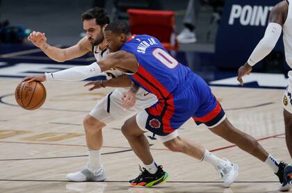 Dennis Smith Jr, de Detroit Pistons, sufre el acoso defensivo de Campazzo