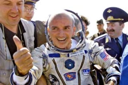 Dennis Tito, ya convertido en celebridad, saluda poco después de pisar tierra