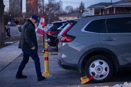 Dennis Wilson, cuyas medidas de prevención contra el robo ahora incluyen bloqueos de ruedas y volante y cuatro Apple AirTags después de que sus dos autos anteriores fueran robados, en Toronto, 20 de febrero de 2024.