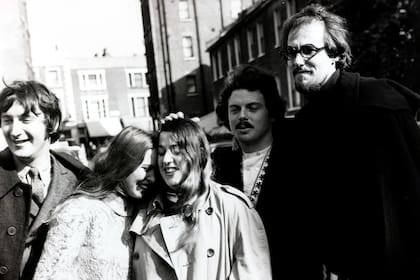 Denny Doherty, Michelle Phillips, Cass Elliot, Scott McKenzie y John Phillips, en la última etapa de The Mamas & The Papas