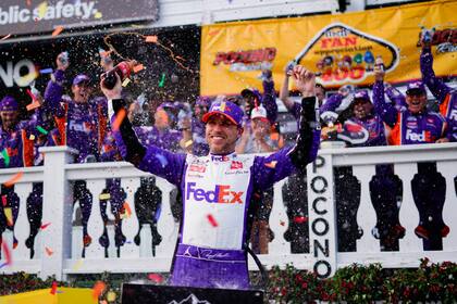 Denny Hamlin (11) celebra después de ganar la carrera de NASCAR Cup Series en el circuito de Pocono, el domingo 24 de julio de 2022, en Long Pond, Pa. (AP Foto/Matt Slocum)