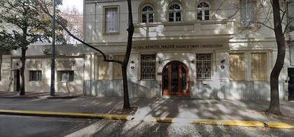 Dentro de esta sociedad de fomento y biblioteca popular se esconde uno de los bodegones más visitados de la ciudad
