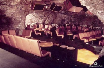 Dentro de la cueva incorporaron sillas y mesas que debieron fijarse a la roca, agregaron parlantes y una pista con luces debajo (Foto: Uruguay en fotos)