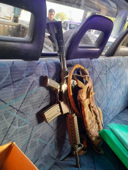 Dentro de la F100 había una ametralladora marca Airsoft Colt M4