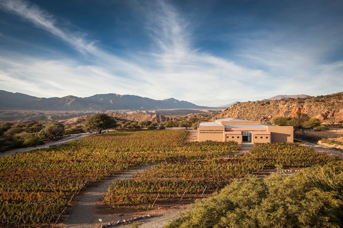 Dentro de la finca de Bodega Colomé, a 4 horas de la capital salteña, se emplaza el Museo James Turrell, dedicado a la luz y su percepción