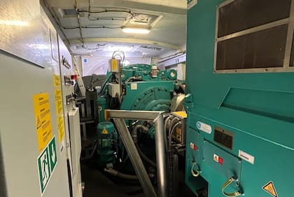 Dentro de la góndola, donde está la escotilla para subir a la superficie, y donde están el eje que conecta las palas, la caja multiplicadora y el generador eléctrico, que actúa como un alternador modulando la energía ingresada y transformándola en energía eléctrica