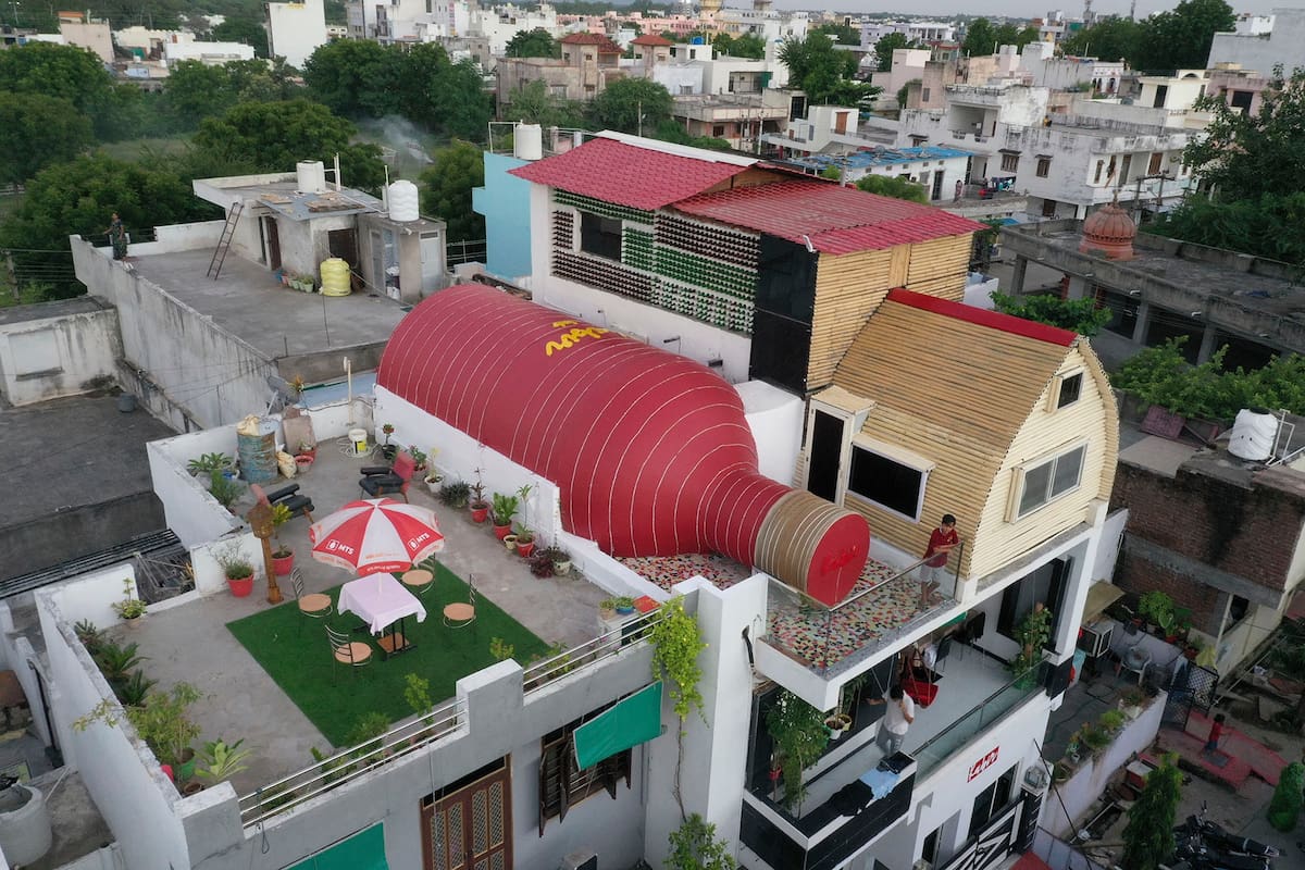 Dentro de la gran botella hay tres habitaciones para hospedar a cuatro huéspedes, según la plataforma de alquileres en la que está publicada