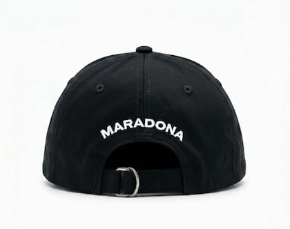 Dentro de la línea de ropa se ofrece un estilo de gorra con el apellido del futbolista inscripto detrás