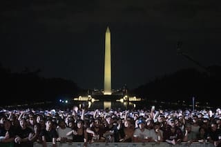 Dentro de la multitud atraída por la inusual noche de UFC de Trump en la Casa Blanca