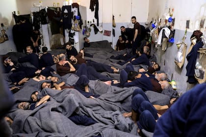 Dentro de las cárceles donde los remanentes del Estado Islámico se encuentran en el limbo