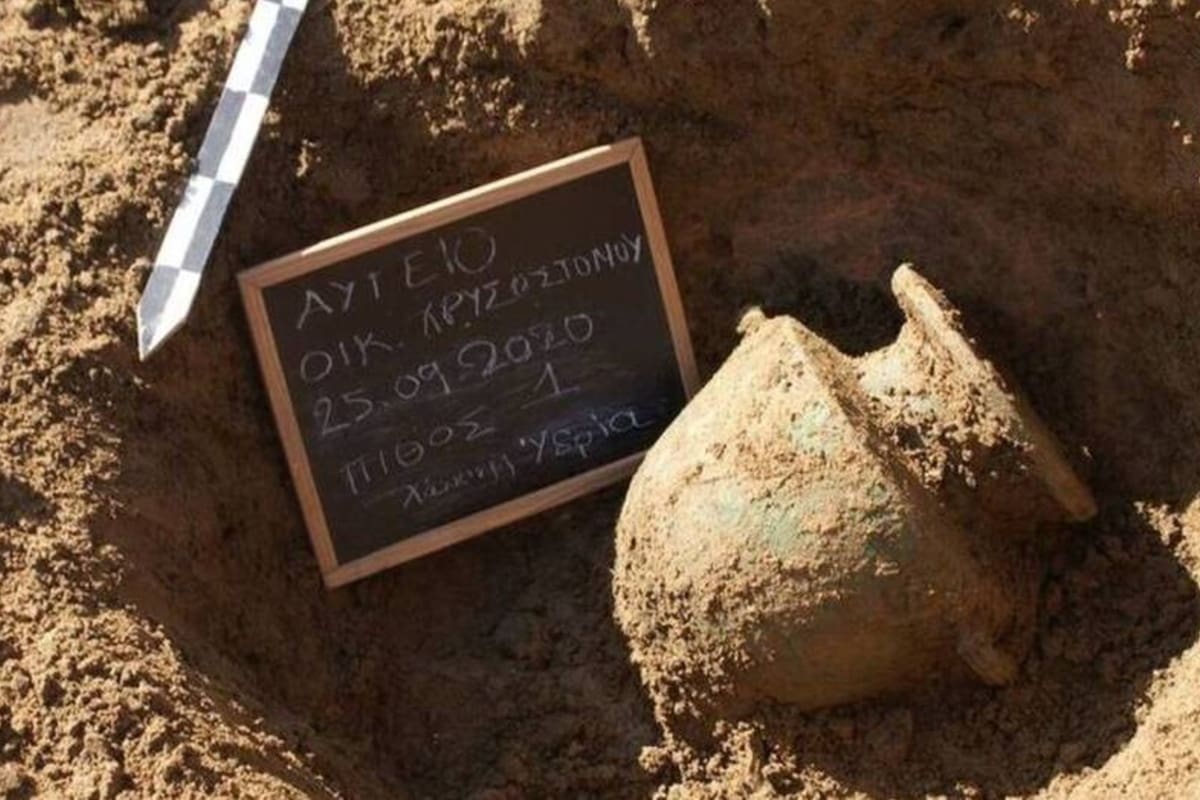 Dentro de las tumbas, también se encontraron vasijas del período helenístico y otros artefactos de gran valor arqueológico (Ministerio de Cultura de Grecia)