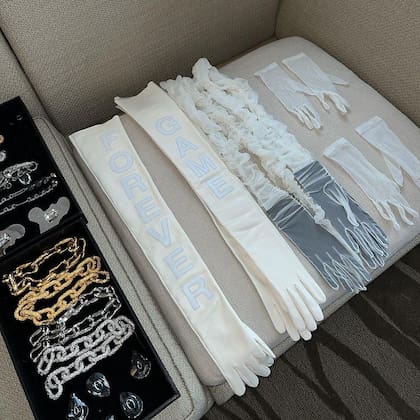 Dentro de los accesorios para elegir, había cadenas y algunos guantes.