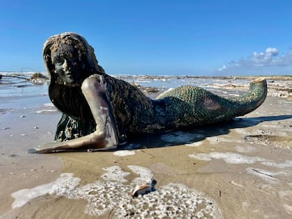 Dentro de los artículos para la subasta de este año hay una sirena fabricada con fibra de vidrio