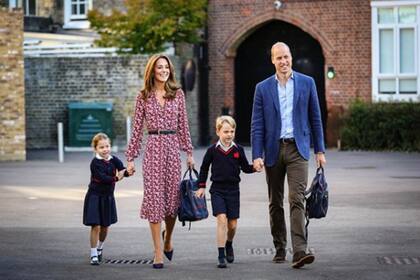 Dentro de unas semanas, el príncipe George cumple siete años. Sus padres han comenzado a evaluar el tipo de educación que quieren para sus hijos