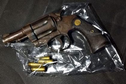 Dentro del auto se encontró un arma y balas