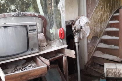 Dentro del domicilio donde Barreda asesinó a su esposa, su suegra y sus dos hijas, todo está abandonado y echado a perder