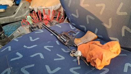 Dentro del habitáculo, se encontró un arma