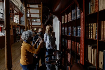 Dentro del Palacio de las Aguas hay una biblioteca semipública, donde concurren estudiantes e investigadores interesados en Ciencias del Ambiente