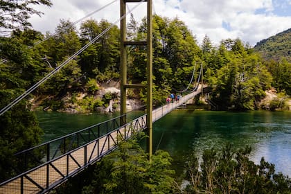 Dentro del Parque Nacional Los Alerces pueden realizarse actividades recreativas como senderismo, kayak y observación de aves