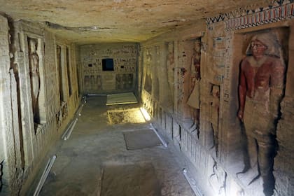 Dentro del sepulcro del funcionario de alto rango se encontraron 45 estatuas de piedra