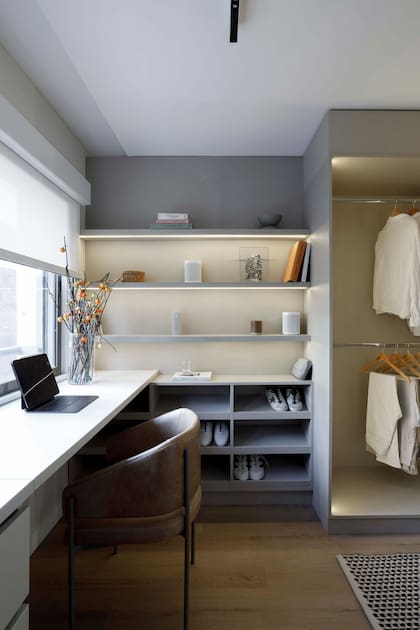 Dentro del vestidor se armó un escritorio con una mini biblioteca.
