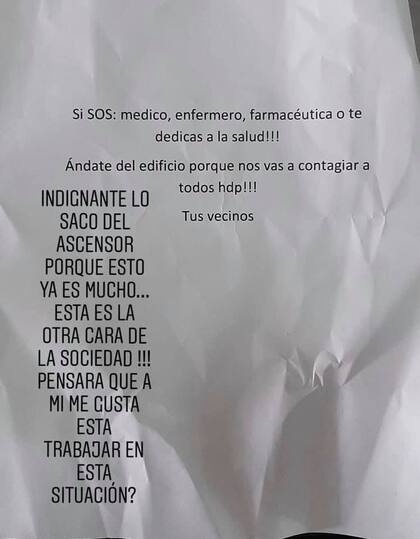 En el centro de la nota está el mensaje intimidatorio que recibió Fernando Gaitán en su edificio. A la izquierda, la reflexión que el jóven compartió a sus familiares