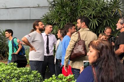 Denuncia que militantes de la CTEP ingresaron por la fuerza a los estudios de la señal del Grupo Clarín