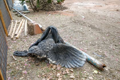Denuncian el desmantelamiento de un monumento en la plaza El Salvador, en el Bajo Belgrano