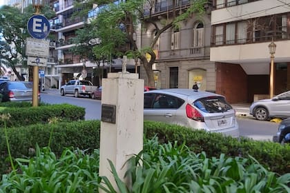 Denuncian en Recoleta el robo del busto del filósofo español