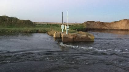 Denuncian que, de manera intencional, abrieron una brecha de por lo menos diez metros junto a una compuerta que regula el pase del agua de una laguna
