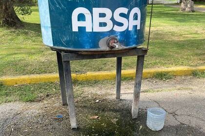 Denuncian que el agua disponible en la República de los Niños está contaminada.