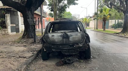 Denuncian repetidos ataques de quemacoches en Villa Ballester
