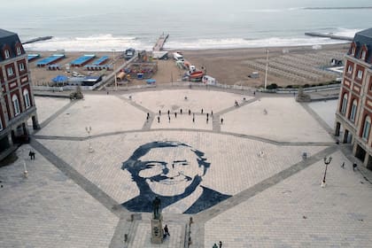 Denunciarán en la justicia a autores de un mural de Néstor Kirchner pintado sobre la Rambla