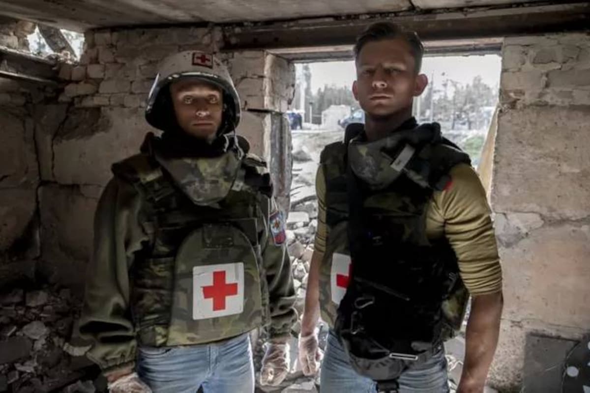 Denys (izquierda) y Artur asisten a menudo a los funerales de los soldados cuyos cuerpos recuperan