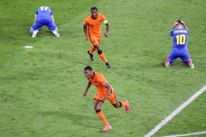 Denzel Dumfries de Holanda celebra el gol del 3-2 durante el partido del Grupo C de la EURO 2020 entre Holanda y Ucrania en el Johan Cruijff Arena el 13 de junio de 2021 en Amsterdam, Holanda.