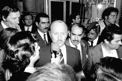 Deolindo Bittel, presidente del partido Justicialista (a su izquierda, el gobernador de Santiago del Estero, Carlos Juárez); tras una reunión que el ministro de Defensa José Deheza con Videla, Massera y Agosti, dijo que había que festejar con champagne.