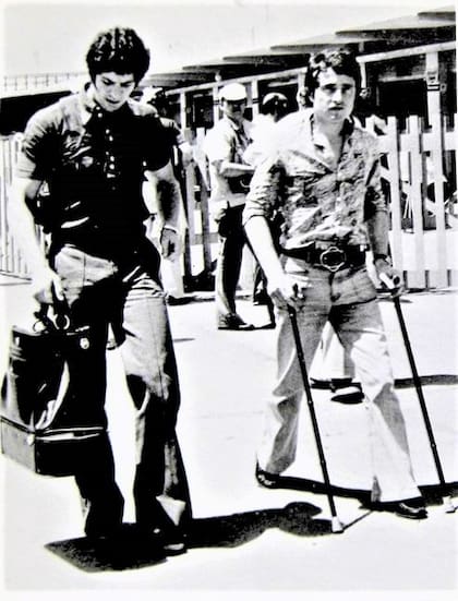 Depailler, con bastones, junto a Scheckter antes de un Gran Premio: el accidente en aladeltismo dejó sus secuelas