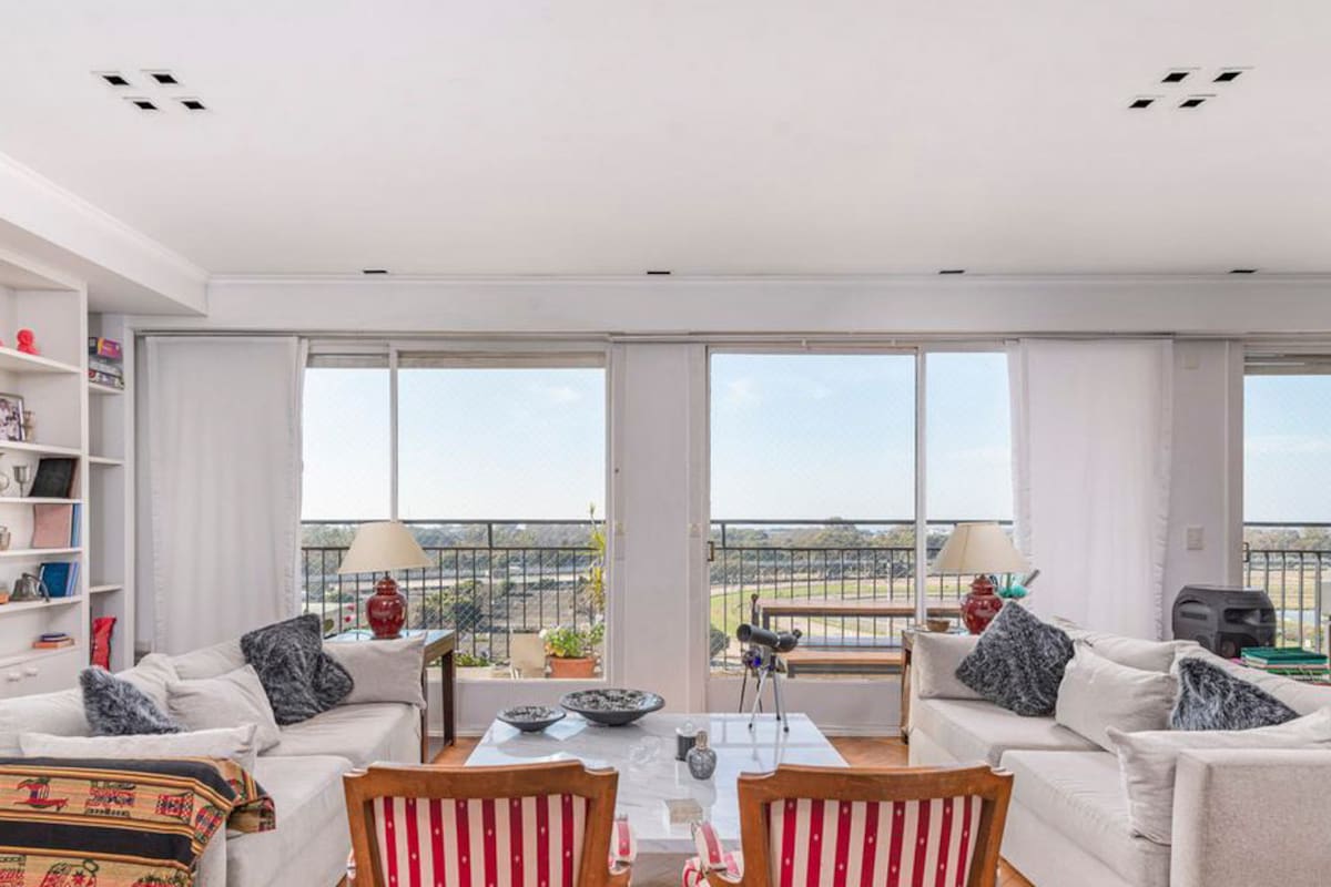 Departamento con amplia vista al río y al verde