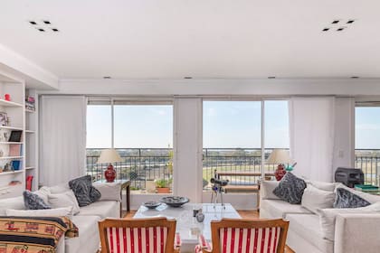 Departamento con amplia vista al río y al verde