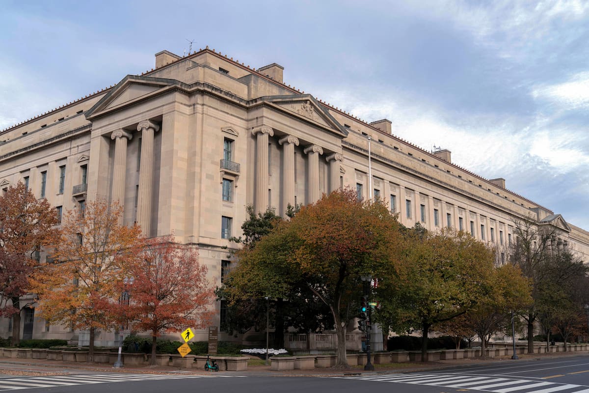 Departamento de Justicia de EE. UU. busca bloquear investigación por desacato contra Trump