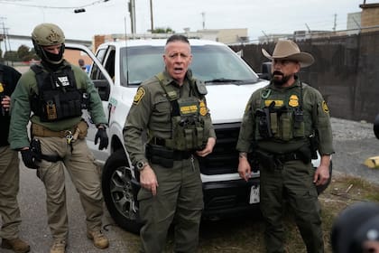 Departamento de Justicia demanda al gobernador de Illinois por leyes que protegen a inmigrantes