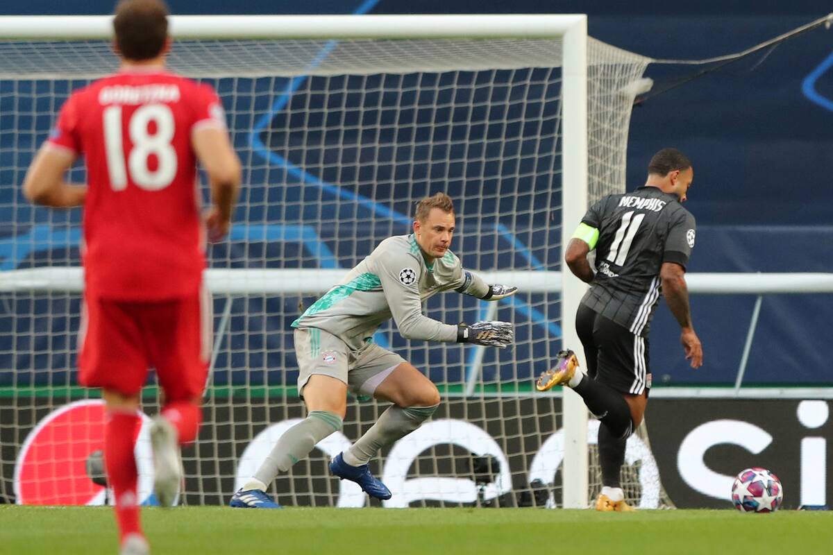 Depay no pudo convertir ante Neuer: era el 1-0 de Lyon a los cuatro minutos
